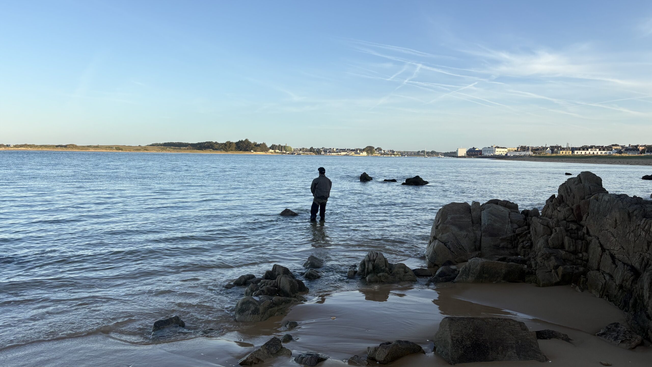 un stagiaire en initiation avec le guide de pêche etel