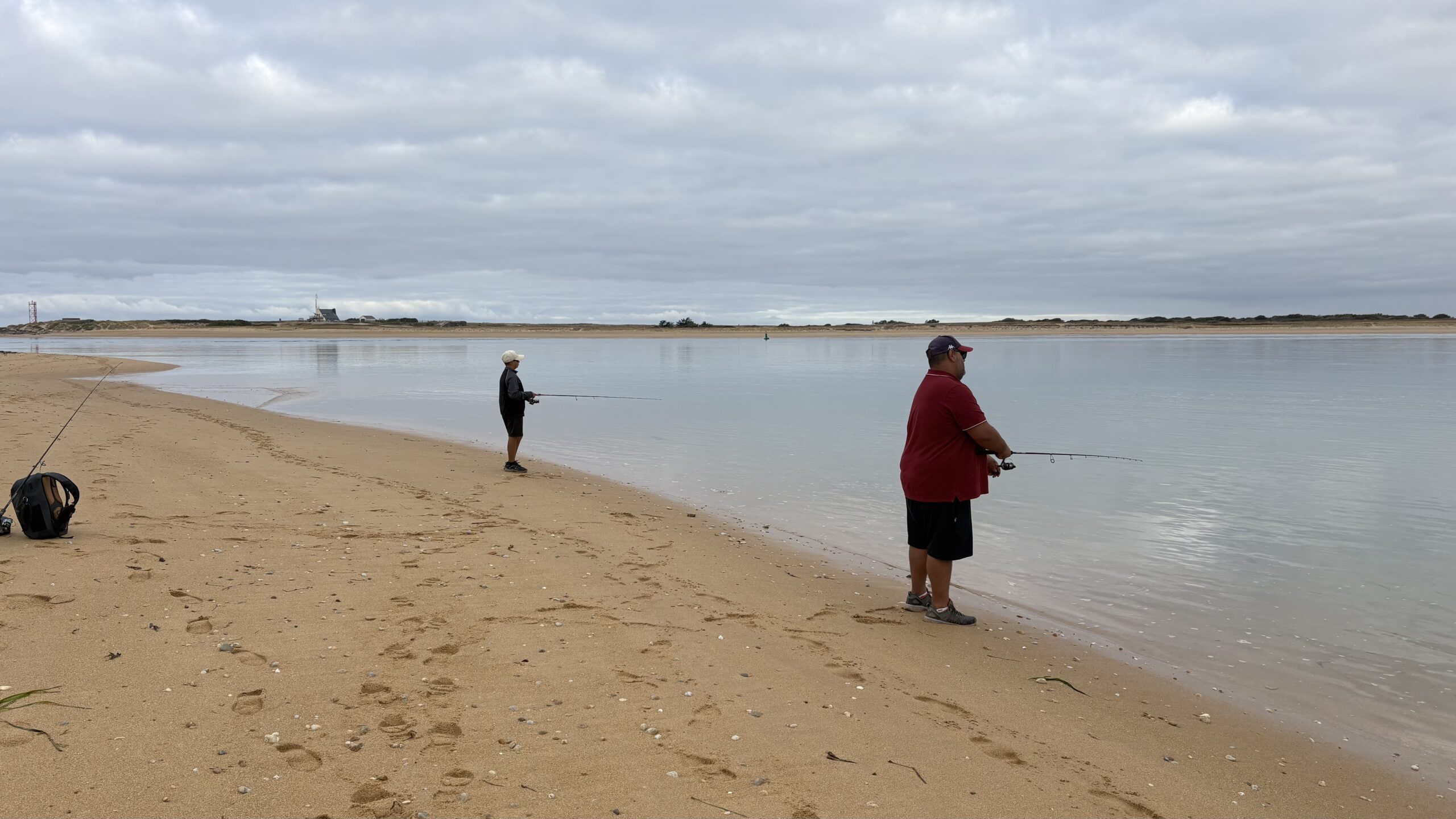 père et fils mettent en pratique les consils du guide de pêche du bord du Morbihan